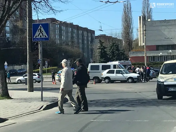 Біля РАЦСу в Луцьку – аварія: зіткнулися два легковики і «швидка» (фото)