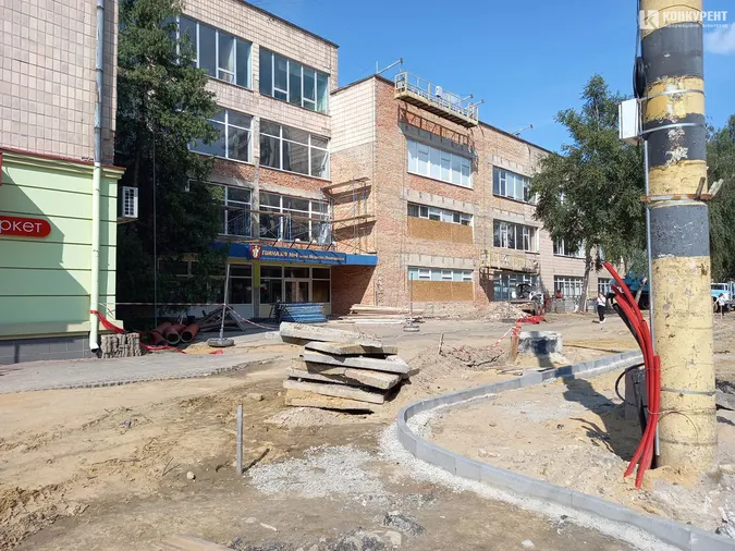 У центрі Луцька обдирають фасад гімназії (фото, відео)