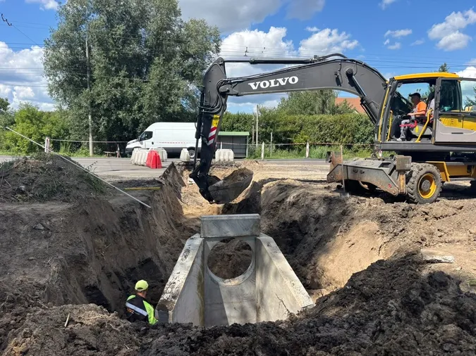 У Струмівці замінюють водопропускну трубу на трасі Н-22 (фото)