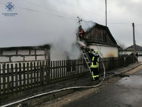 Опіки кистей та обличчя: під час пожежі в Луцькому районі постраждали двоє людей (фото, відео)