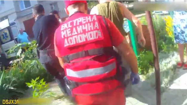 У Луцьку патрульні врятували жінку, якій відмовили ноги (відео)