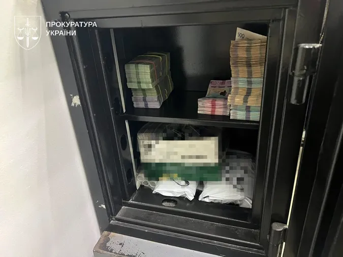 Ховали гроші у тунелях: в Україні накрили тіньову мережу обмінників, вилучили 630 млн (фото)