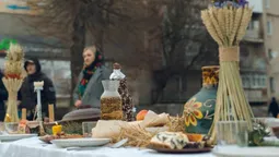 Великий стіл, військова форма та фото загиблих: у центрі Ковеля провели акцію-нагадування про воїнів