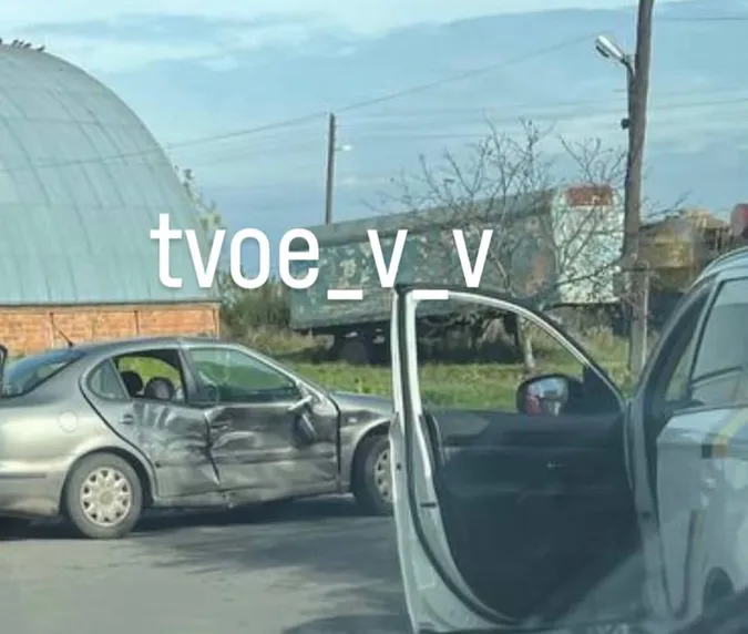У Володимирі – аварія: зіткнулися позашляховик та легковий автомобіль (фото)