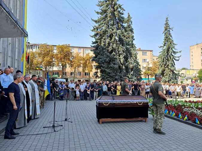 Лишилося двоє синів: у Ковелі попрощалися з матросом Володимиром Гузем (фото)