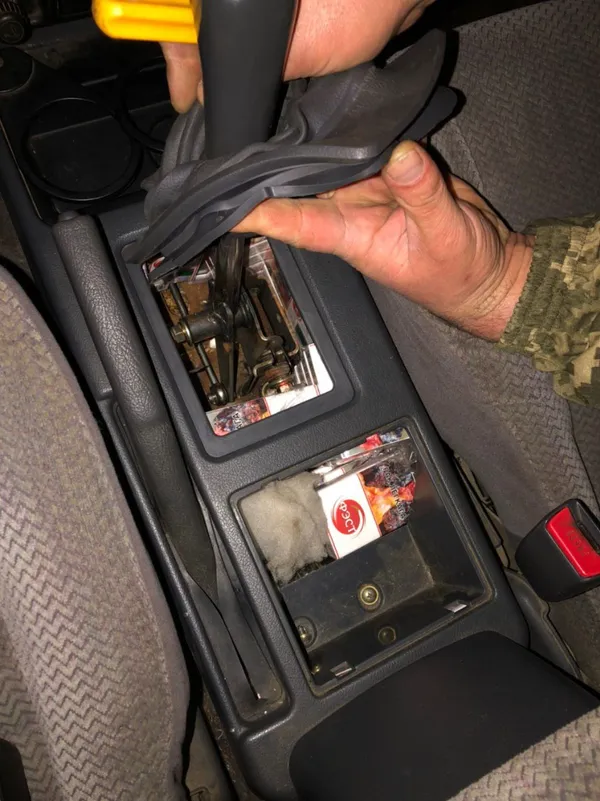 Під обшивкою, в колесі і паливному баку: на Волині затримали два авто із сигаретами (фото)