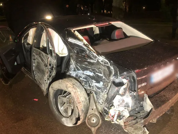 У Луцьку зловмисник на викраденій автівці врізався в маршрутку