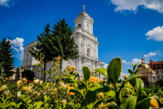 Від щирого серця: Покровський та «СВІДОМІ» вітають лучан з Трійцею