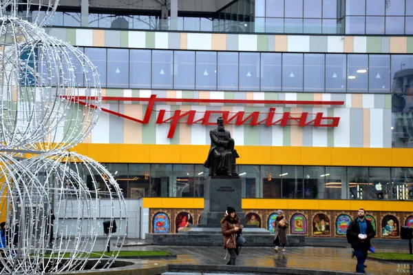 Коли засвітиться 14-метрова ялинка біля «Променя»?