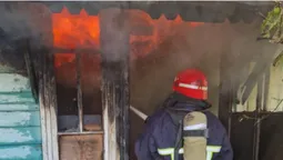На Волині з палаючого будинку люди дістали чоловіка (фото)