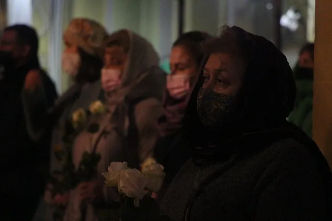 У луцькому соборі митрополит Михаїл роздавав жінкам білі троянди (фото)