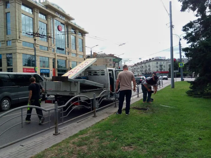 У центрі Луцька демонтували застарілу рекламу (фото)