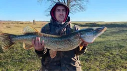 На Рівненщині рибалка спіймав щуку-гіганта (фото)