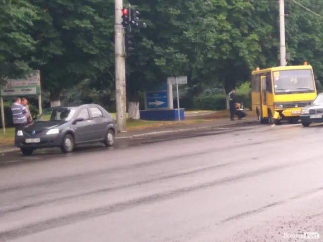 У Луцьку шкільний автобус в'їхав у легковик (фото)