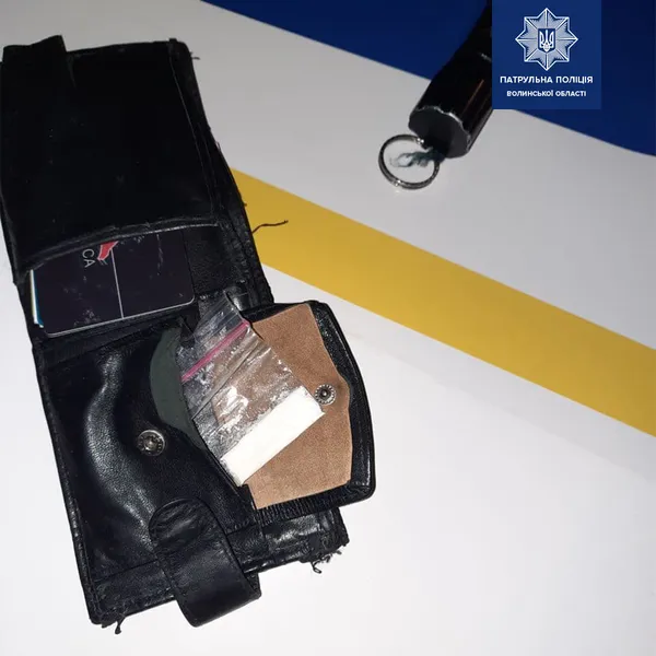У Луцьку чоловіки перейшли дорогу не там, де треба, а в них ще й виявили наркотики