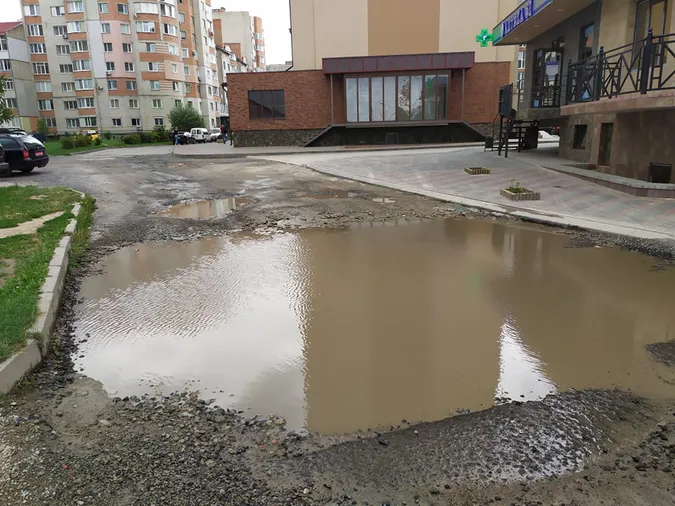 Ані пройти, ні проїхати: лучани просять відремонтувати вулицю Зацепи (фото)
