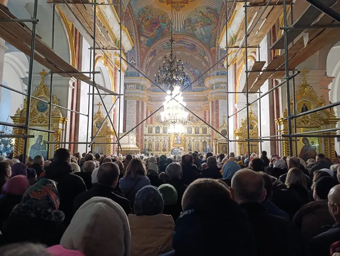 Молитви і колядки: у луцькому соборі Святої Трійці провели різдвяну службу (фото)