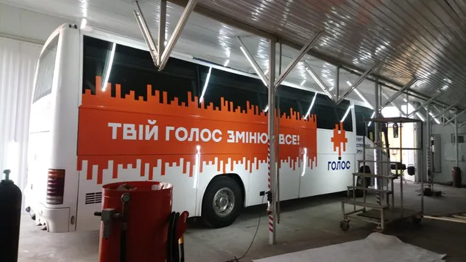 «Голос» Вакарчука показав брендований автобус для туру