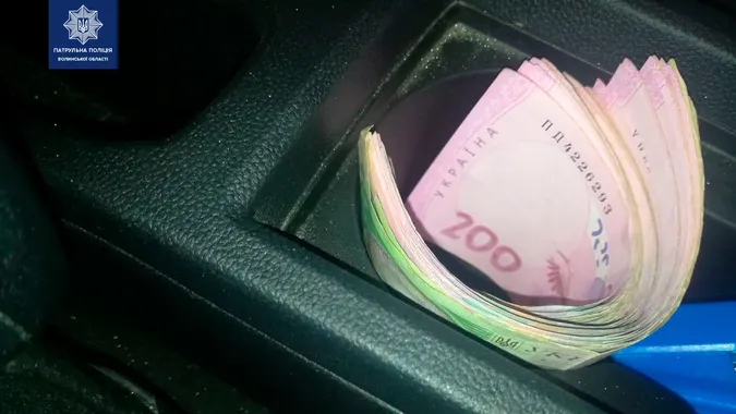 Хотів відкупитися: у Луцьку п'яний водій кинув в авто патрульних дев'ять тисяч