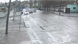 У Луцьку водій нахабно оминув автомобільну чергу, виїхавши на смугу руху для маршруток (відео)