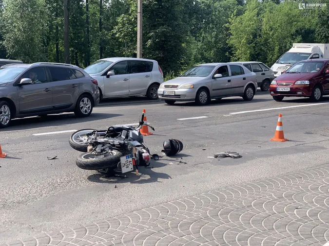 На Глушець у Луцьку збили мотоцикліста, рух вулицею паралізований (фото)