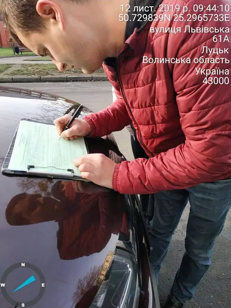 У Луцьку молодик підкидав будівельне сміття у чужі контейнери (фото)