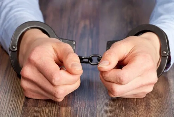 П'яний та агресивний: у Луцьку домашнього тирана закували в кайданки