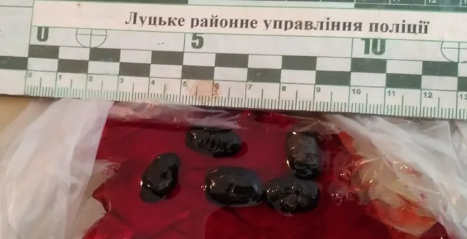 Ув'язненому в Луцькому СІЗО хотіли передати невідому речовину (фото)
