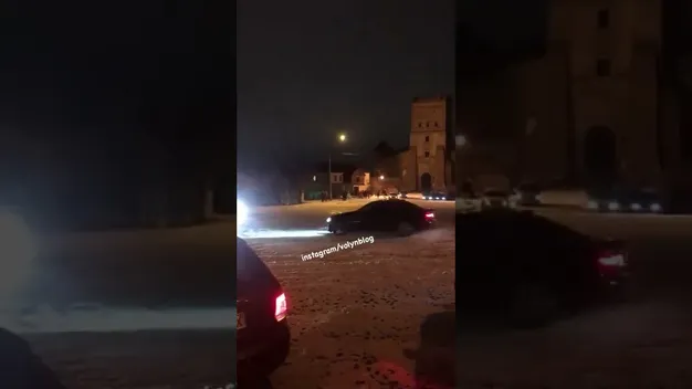 На площі перед Луцьким замком влаштували нічний дрифт (відео)