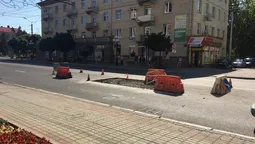 У Луцьку на Волі "латають" яму (фото)