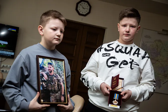 У Луцьку синам і дружині загиблого «азовця» передали його посмертний орден «За мужність ІІІ ступеня» (фото)