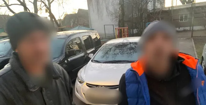 У Луцьку затримали двох підозрілих чоловіків, які ходили по під'їздах (фото)