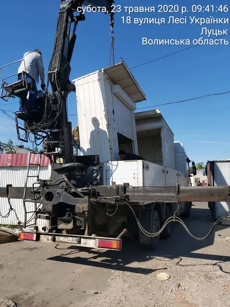 У Луцьку триває демонтаж контейнерів із Центрального ринку (фото)