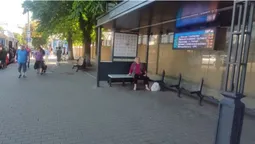 У Луцьку із зупинок громадського транспорту зникли лавки (відео)