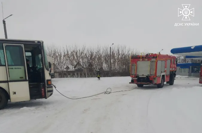 На Волині витягнули зі снігових заметів два автобуси, легковик і вантажівку (фото)