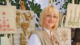 Конкуренція машинному принту: як волинянка створює автентичний одяг за допомогою штампів (фото)