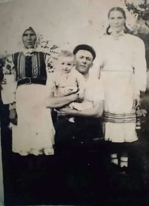 Харизматичне сімейство: волинянка поділилась родинною світлиною з минулого століття