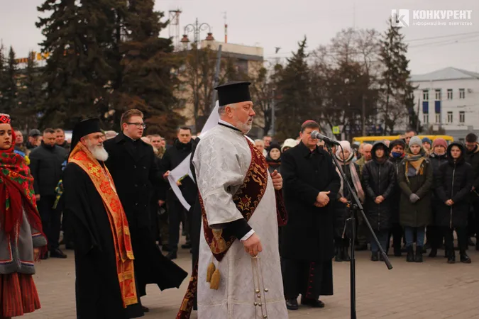 Квіти та сотні людей: у Луцьку вшанували пам'ять героїв Небесної Сотні (фото, відео)