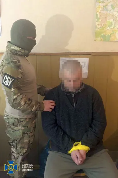 Підіймав прапор росії та збирав підписи проти мера: у Вовчанську затримали зрадника (фото)
