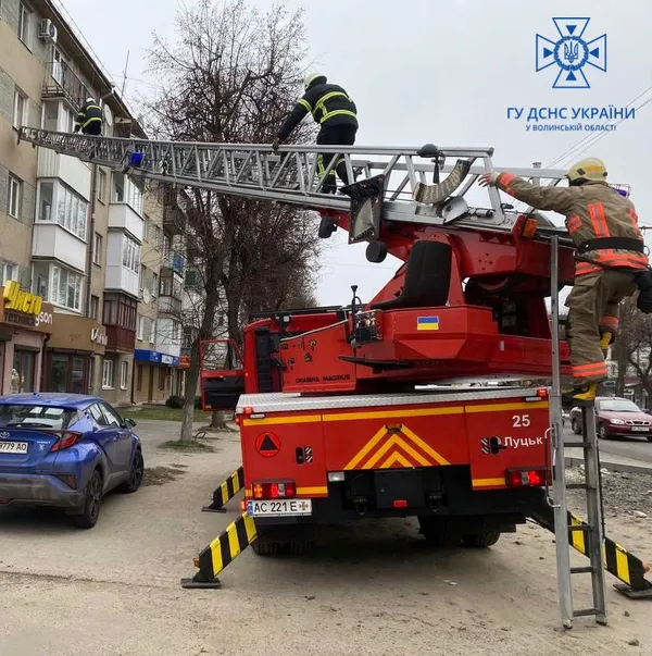Довго не виходила на зв'язок: луцькі рятувальники визволяли літню жінку з квартири