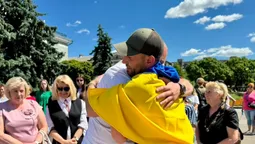 Сльози щастя та слова вдячності: у Нововолинську зустріли звільненого з полону Юрія Верхося (фото)