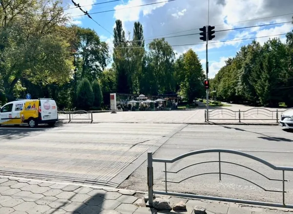 Майже 80% світлофорів у Луцьку вже мають сенсорні кнопки: як це працює (фото)