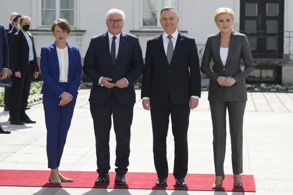 Стриманість та елегантність: стиль першої леді Польщі Агати Корнхаузер-Дуди