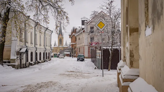Луцьк запорошило снігом: Старе місто в перші дні зими (фото)