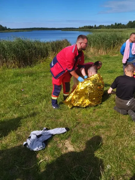 Заплив і не хотів вертатись: на Волині на озері рятували чоловіка (фото)