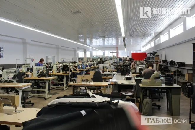 Усі деталі взуття зшиваються  у такому, чудово обладнаному, приміщенні