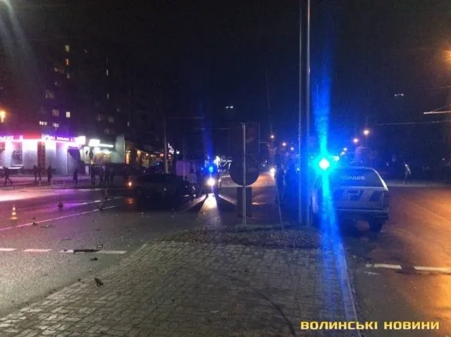 ДТП на Соборності: автівка збила світлофор (фото)