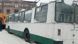 У Луцьку із заметів витягнули дві вантажівки і тролейбус (відео)