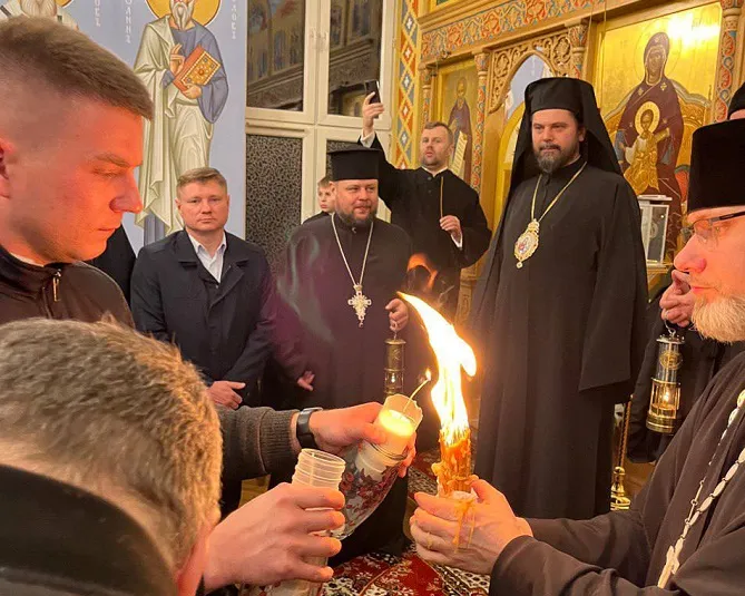 До Луцька везуть Благодатний вогонь з Варшави (фото)
