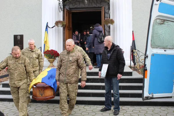 «Я вже – волиняка»: Рожищенська громада попрощалася з воїном з Хмельниччини Миколою Мясковським (фото)